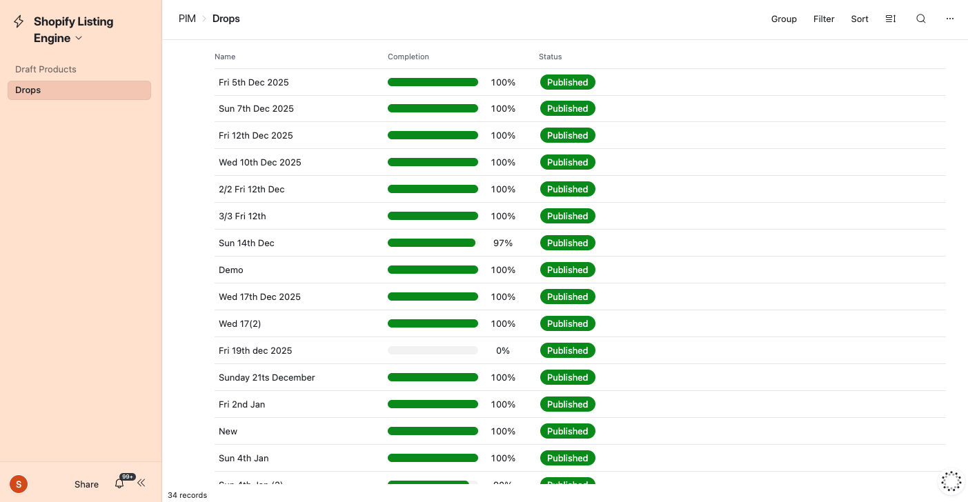 Airtable の Lillicoco のドロップ リスト — 毎週の Shopify ドロップに、完了の進行状況と公開ステータスが表示されます。